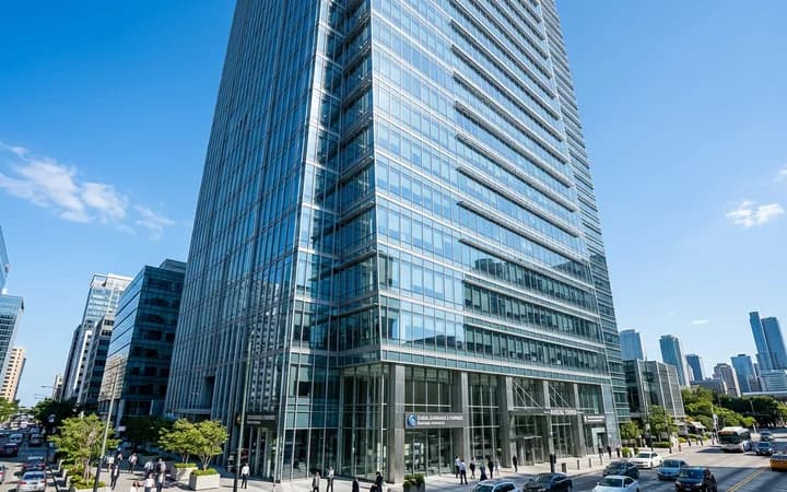 Un immeuble de bureaux vitré en centre-ville
